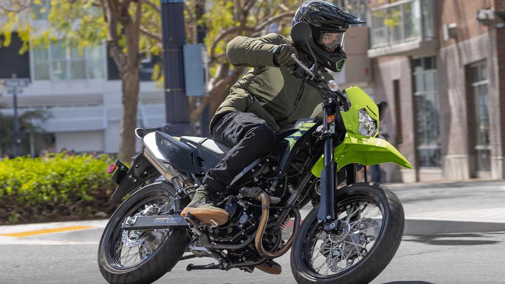 2026 Kawasaki KLX230SM virando à esquerda na cidade