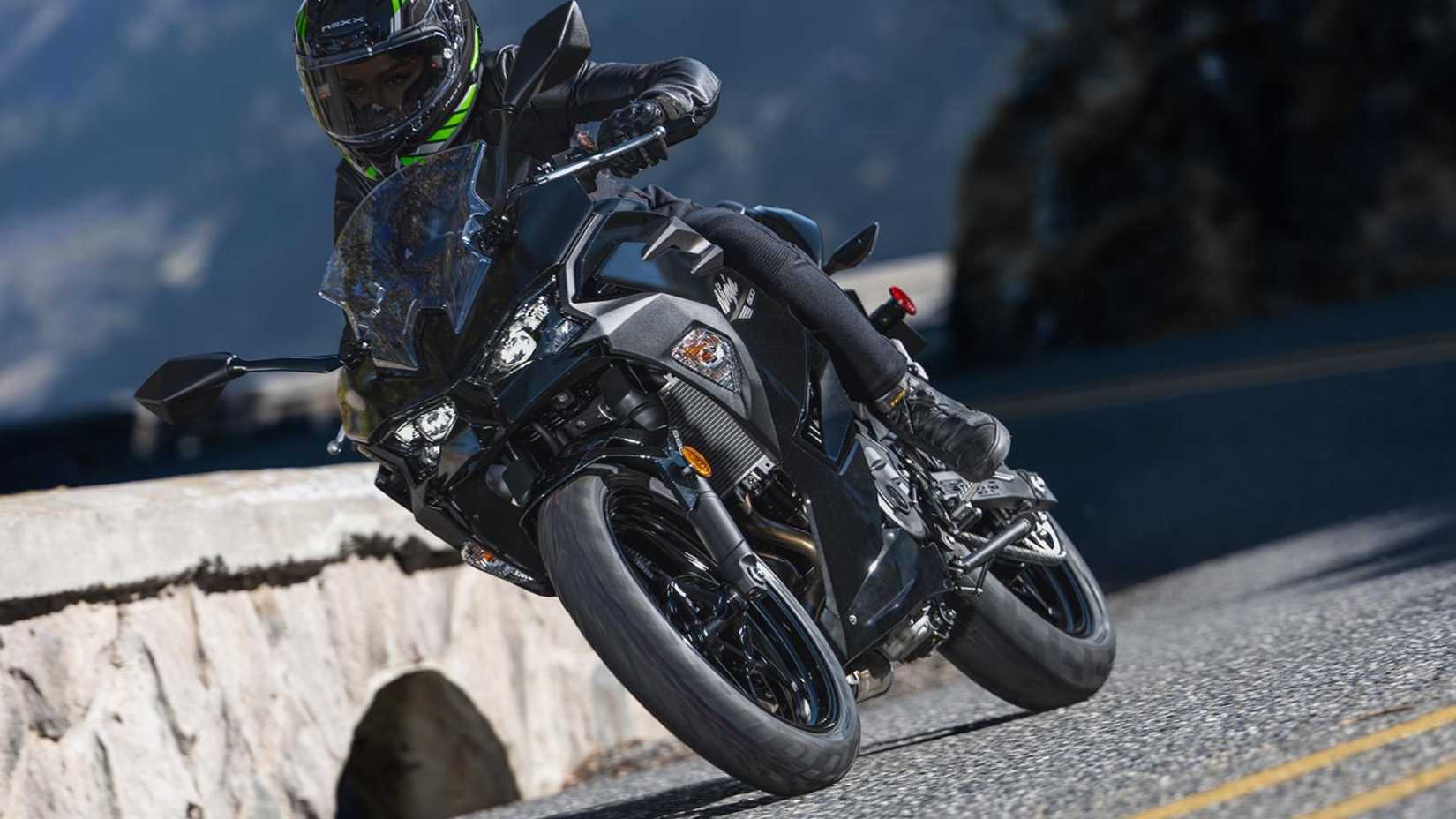 2026 Kawasaki Ninja 500 inclinada em uma curva