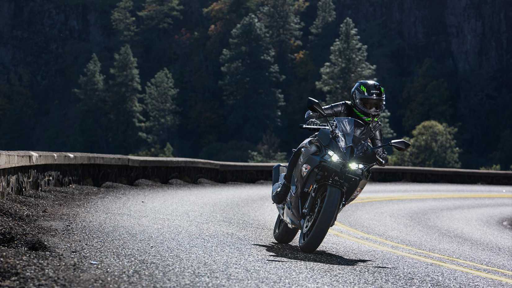 2026 Kawasaki Ninja 500 andando em uma curva