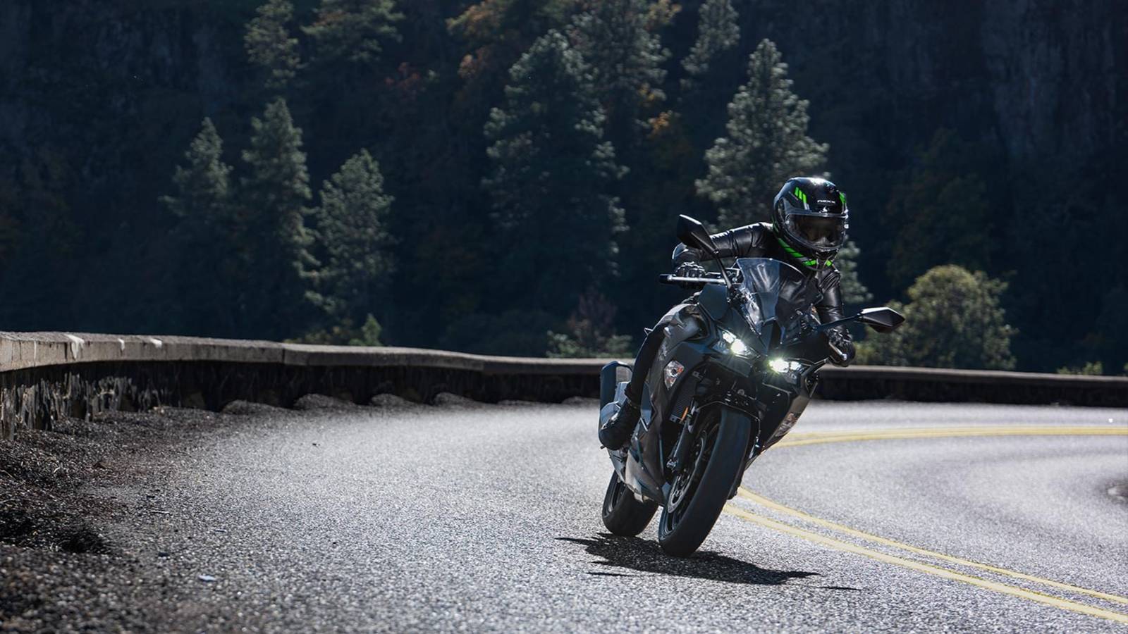 Un motociclo leggero in curva su una strada montana, con feedback dettagliati per il pilota