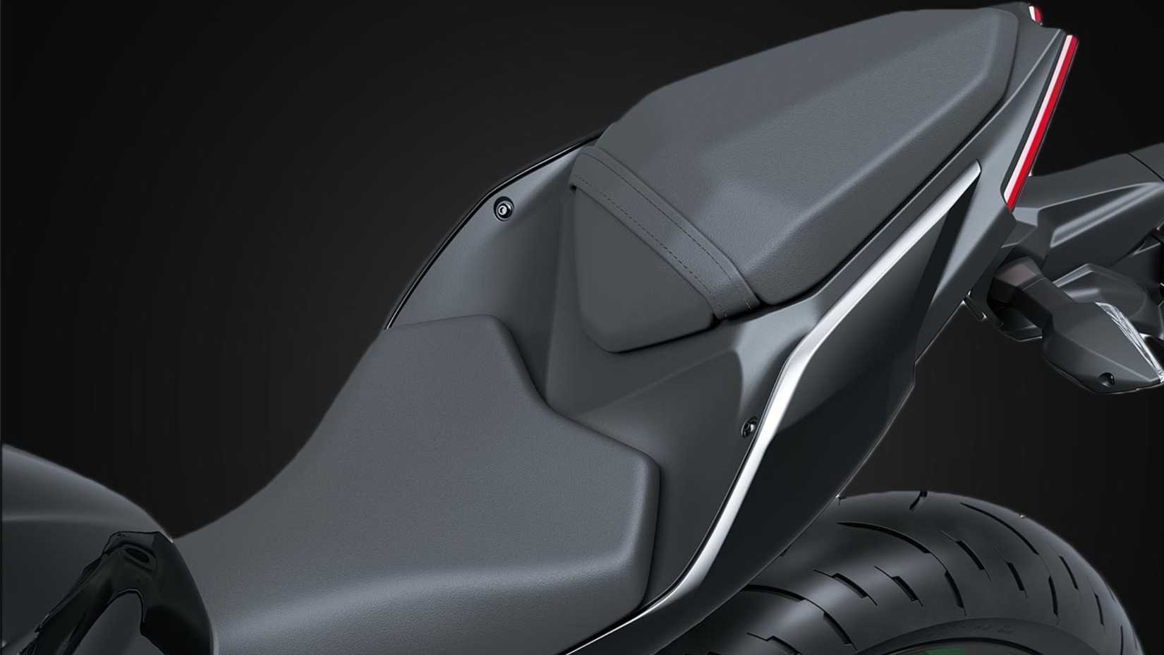 Close dos assentos divididos da Kawasaki Ninja 500