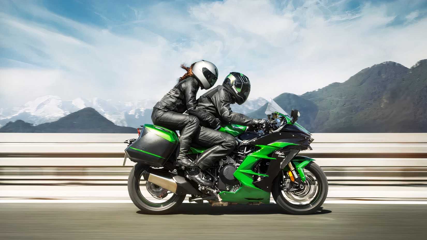 Kawasaki Ninja H2 SX andando de dois na estrada