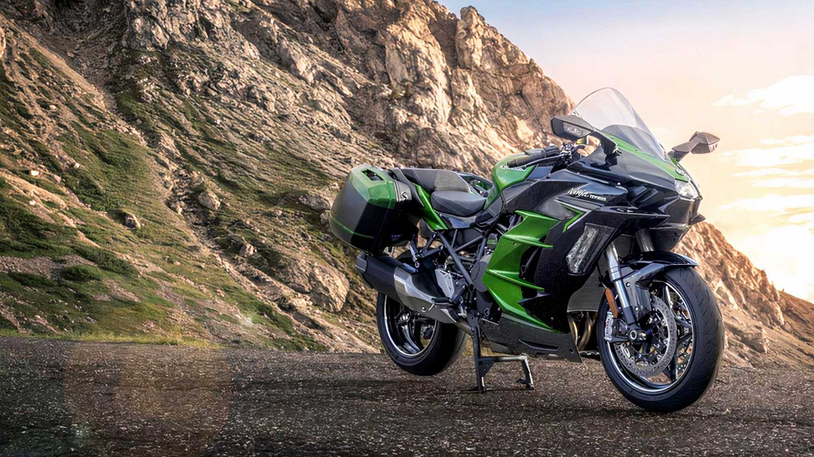 Kawasaki Ninja H2 SX estacionada na beira da estrada