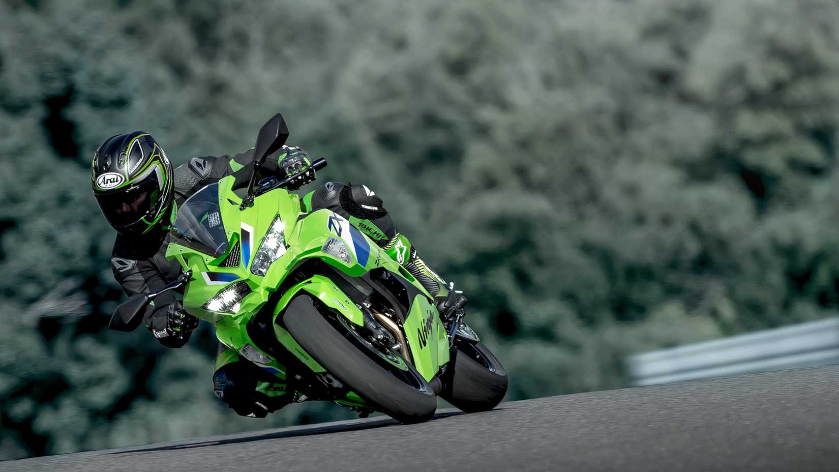 Kawasaki Ninja ZX-4RR fazendo curvas em uma pista de corrida