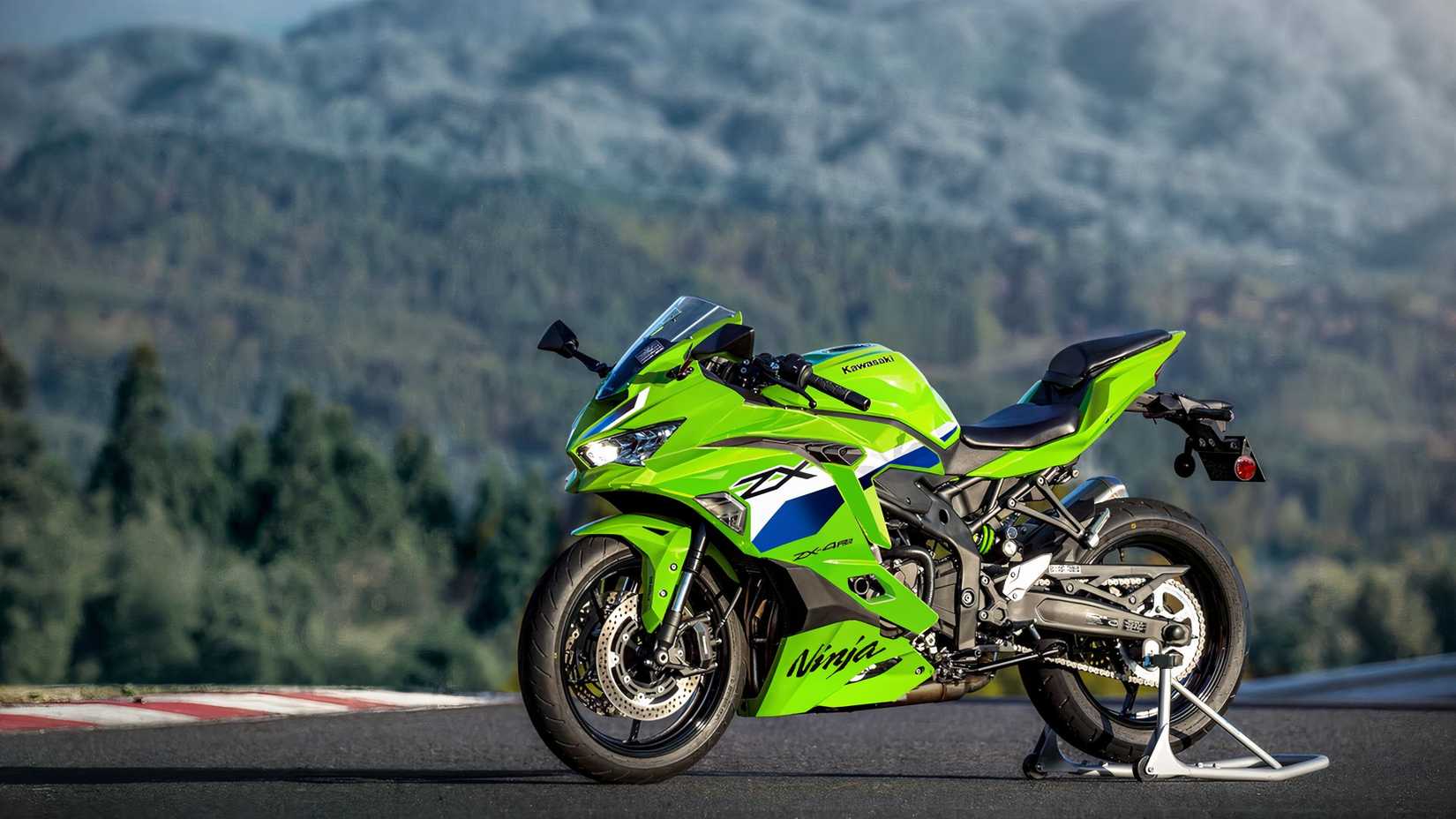 Kawasaki Ninja ZX-4RR em um paddock no circuito