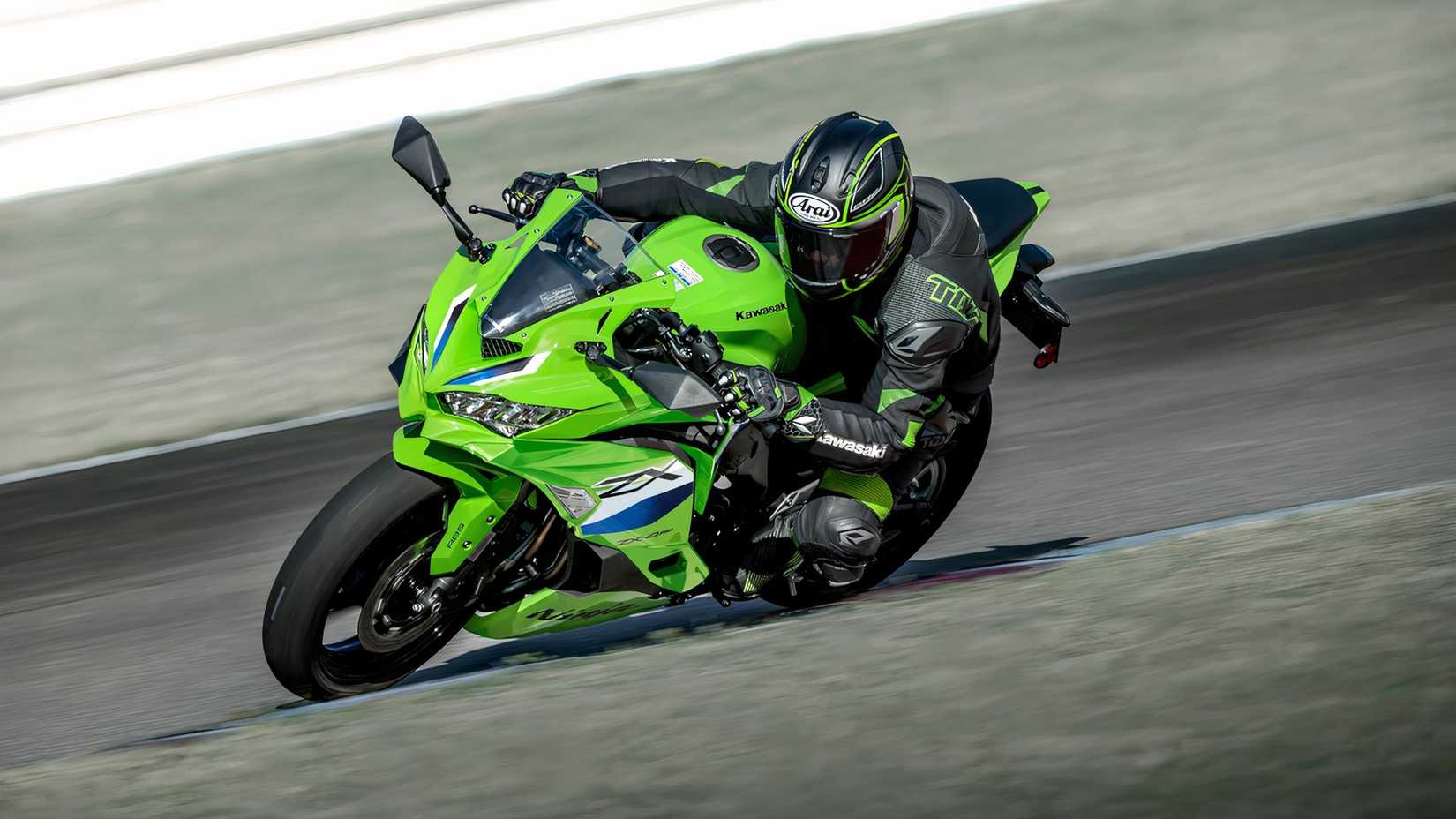 Kawasaki Ninja ZX-4RR fazendo uma curva na pista