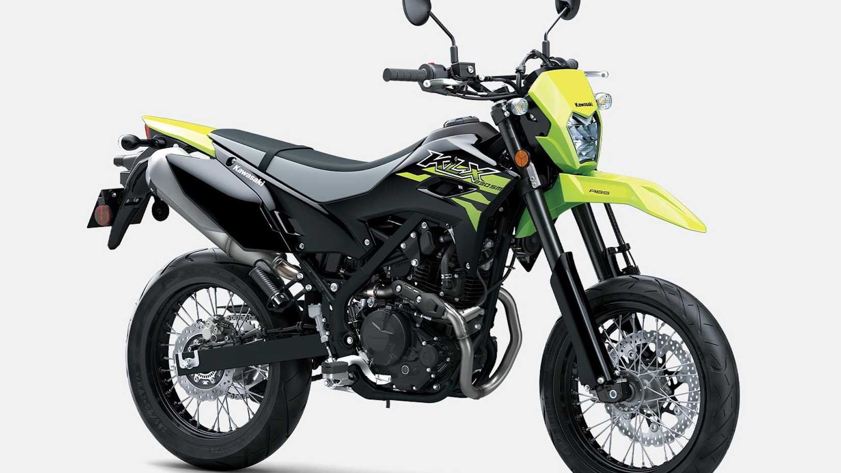 Foto de estúdio KLX230SM verde e preta com vista do terceiro trimestre