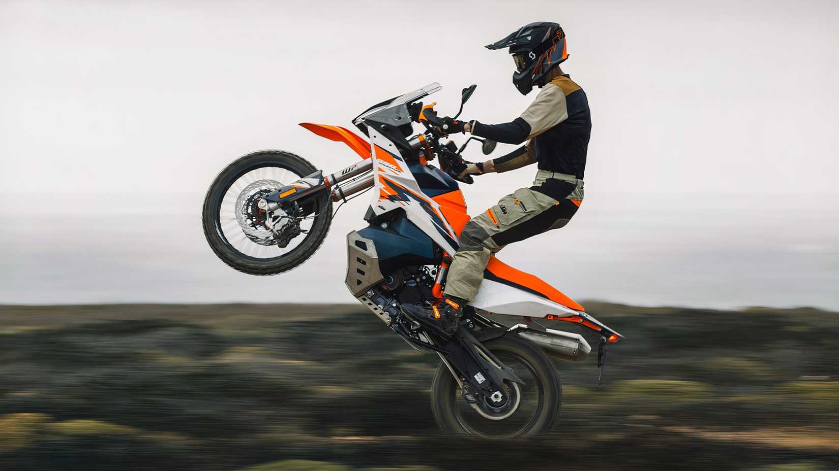 Piloto fazendo cavalinho na KTM 890 Adventure R