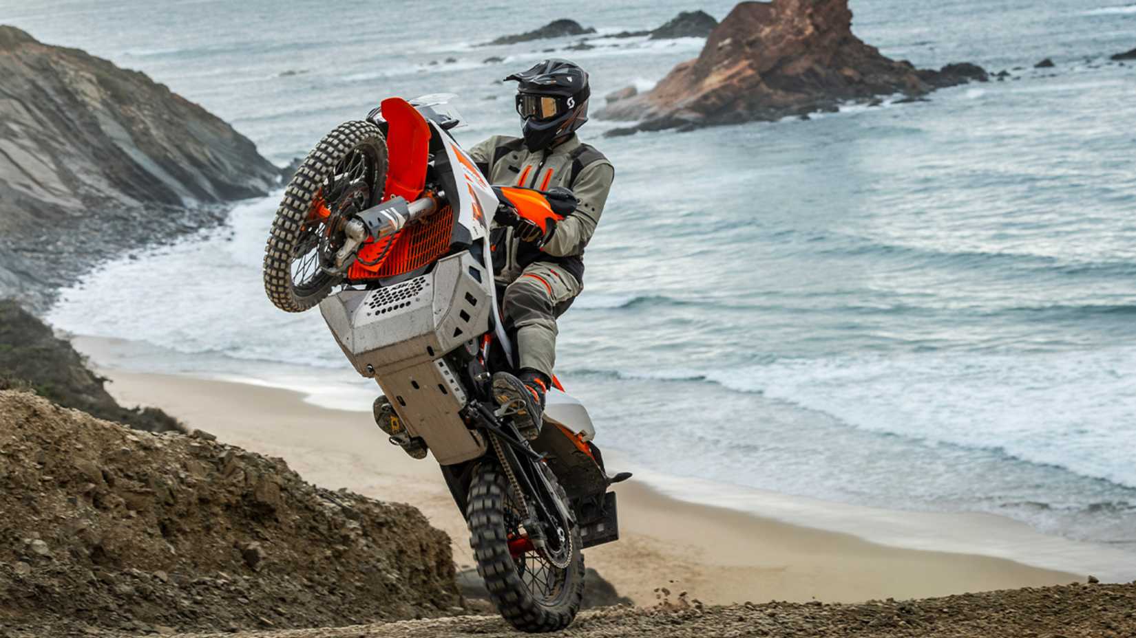 Piloto fazendo cavalinhos off road na KTM 890 Adventure R