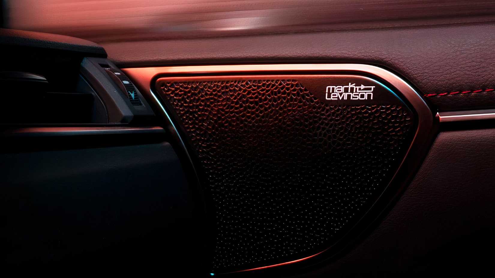 Foto do interior de um Lexus ES 350h 2026 mostrando alto-falantes