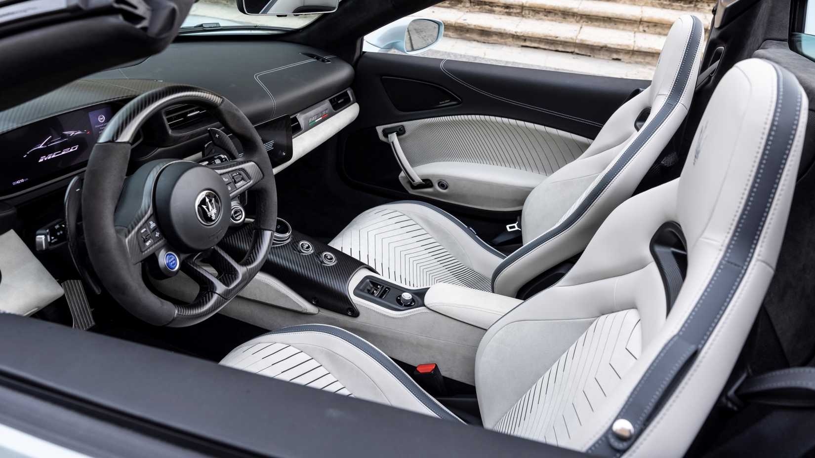 Interior do Maserati MC20 Cielo Acquamarina