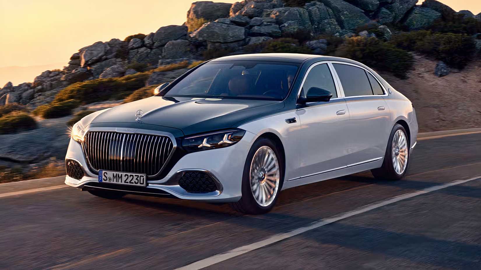 Foto 3/4 frontal do Mercedes-Maybach Classe S dirigindo na estrada