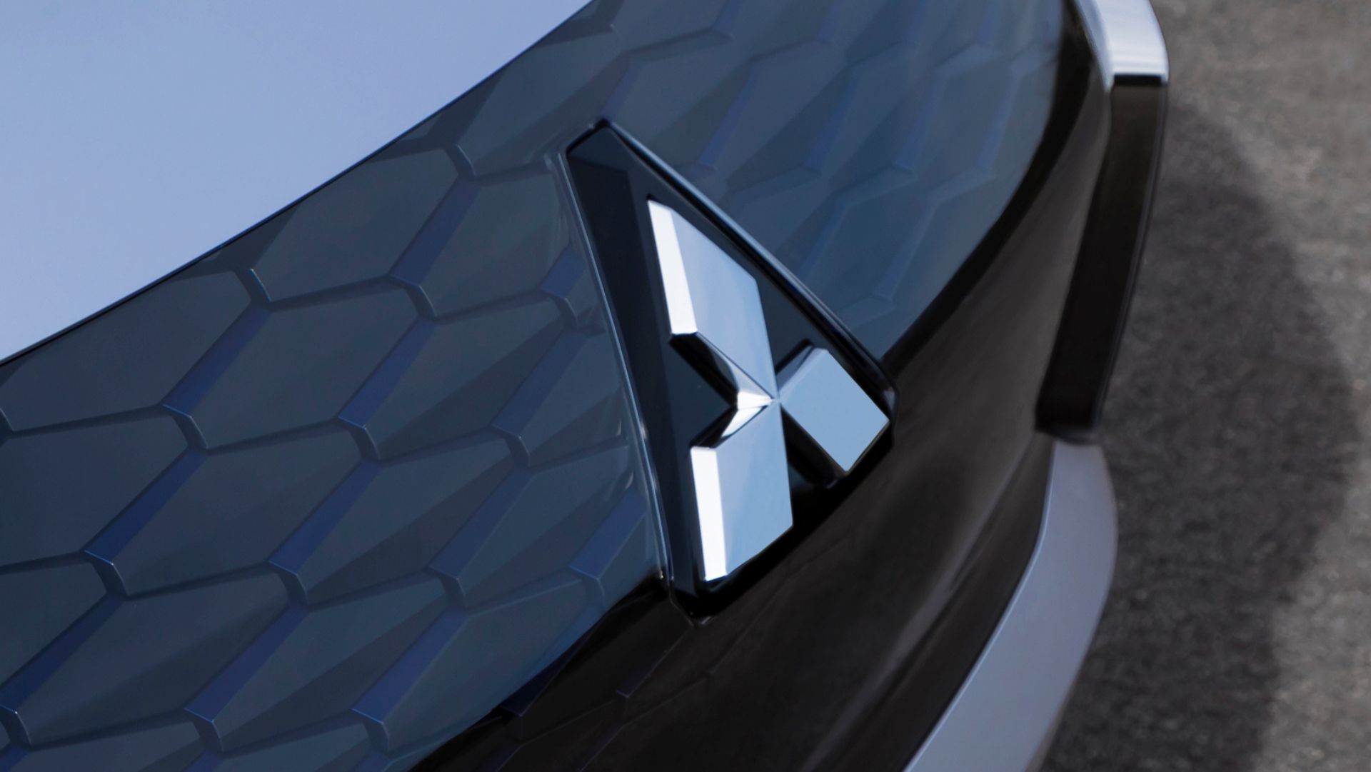 Close do emblema do logotipo da imagem no Mitsubishi Engleberg Tourer