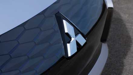 Close do emblema do logotipo da imagem no Mitsubishi Engleberg Tourer