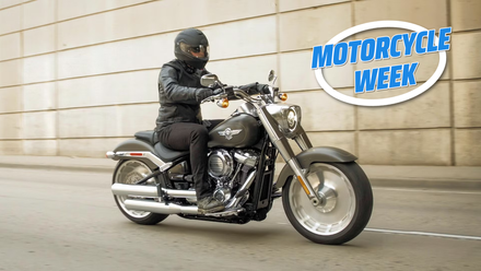 Harley-Davidson Fat Boy 2019 com emblema da Motorcycle Week