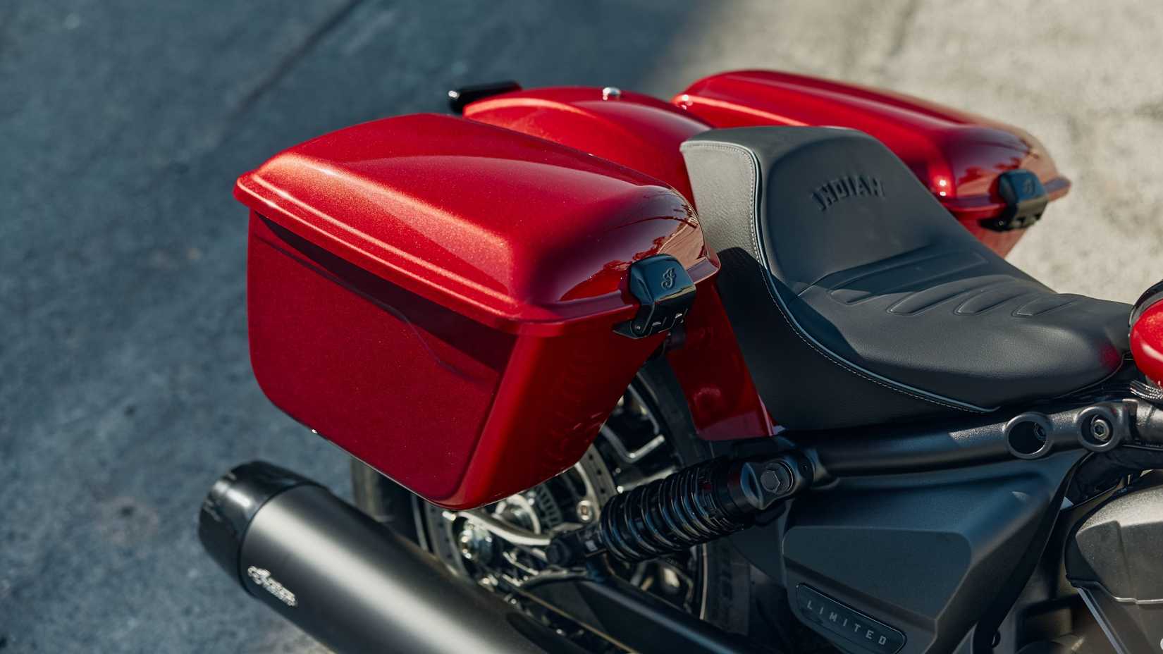Close-up das caixas laterais vermelhas do Indian Sport Scout RT 2026