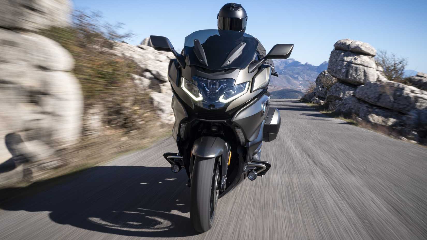 Foto cinematográfica do painel dianteiro de cruzeiro do BMW K 1600 B 2026