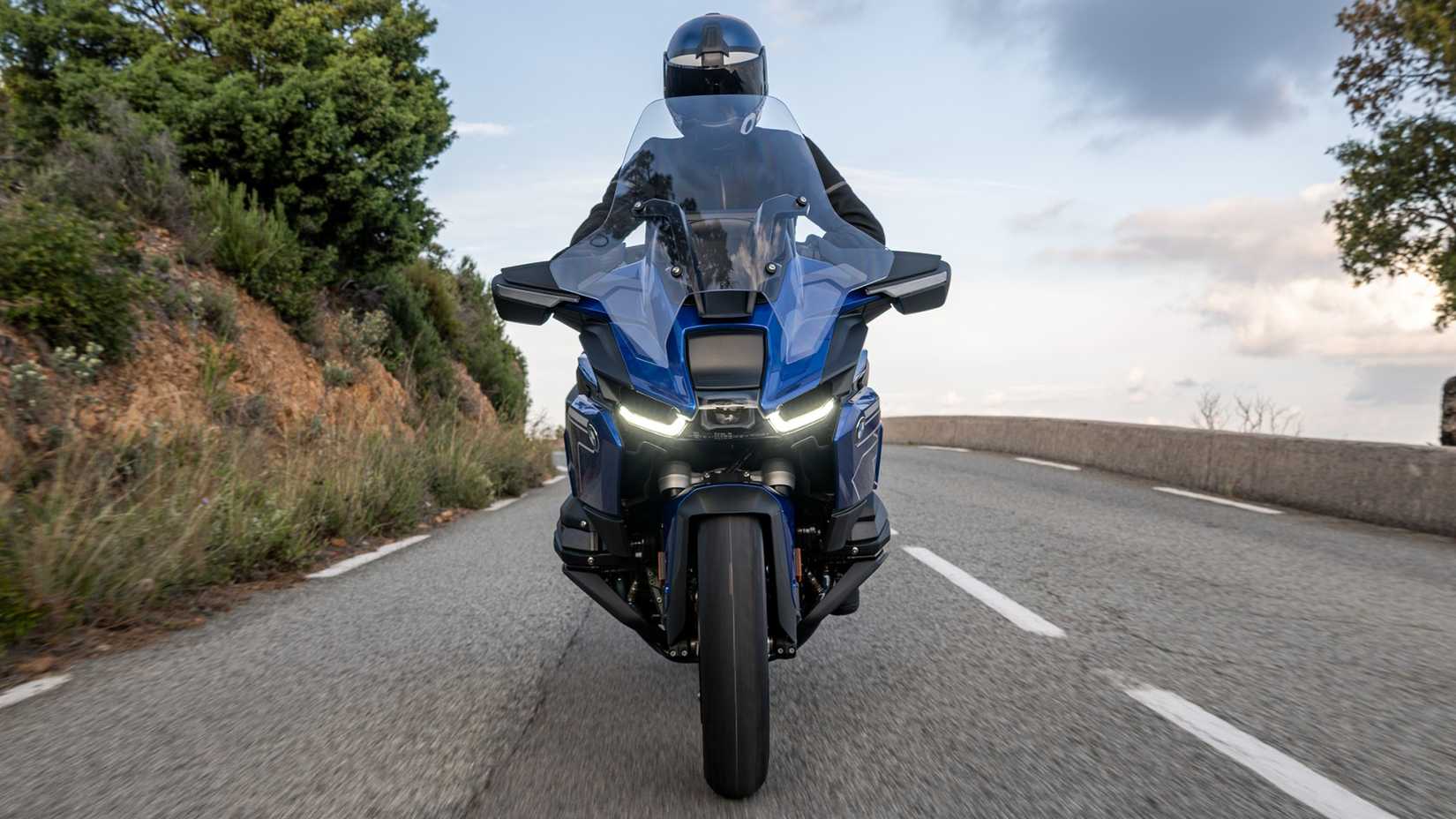 Vista frontal do painel frontal da BMW R 1300 RT 2026