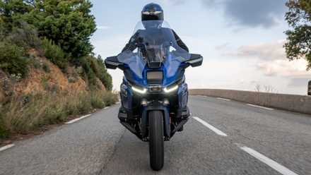 Vista frontal do painel frontal da BMW R 1300 RT 2026