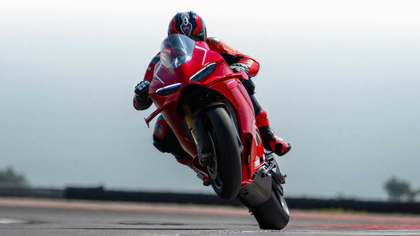 2026 Ducati Panigale V4 R exibindo uma vista frontal empinada