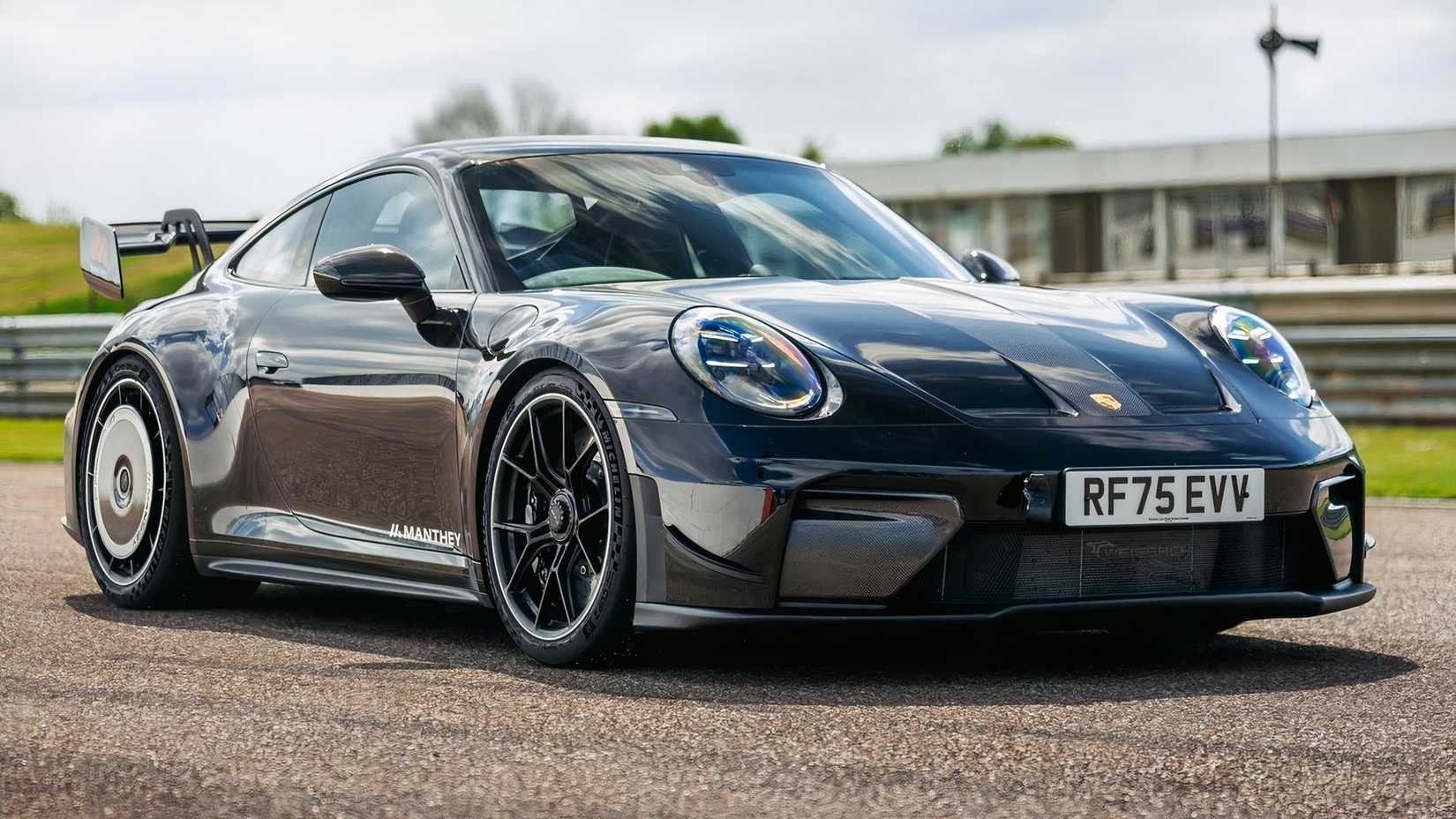 Porsche 911 GT3 Manthey na frente