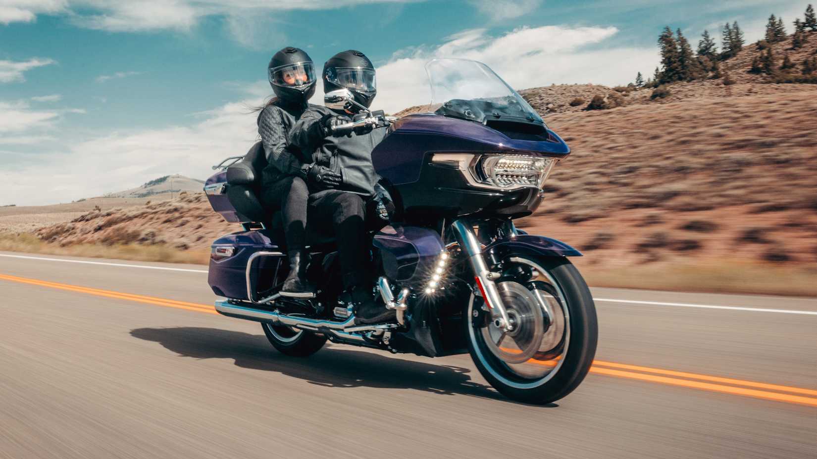 Piloto e passageiro em uma Harley-Davidson Road Glide Limited 2026 navegando na rodovia