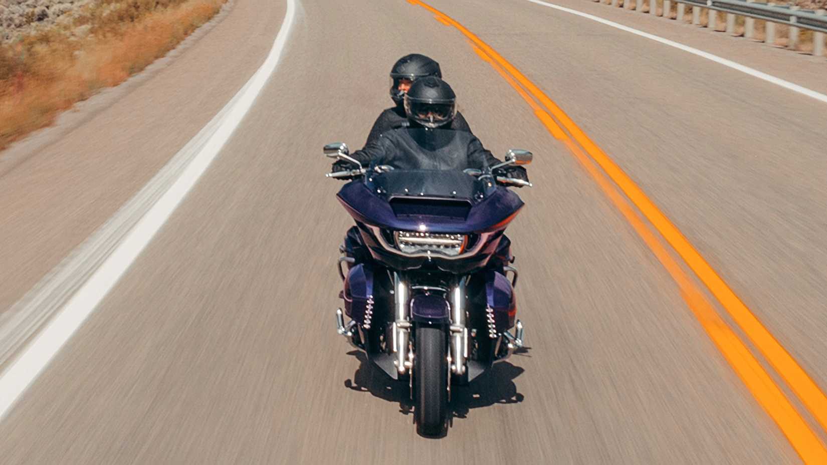 Piloto e passageiro em uma Harley-Davidson Road Glide Limited 2026 navegando na rodovia