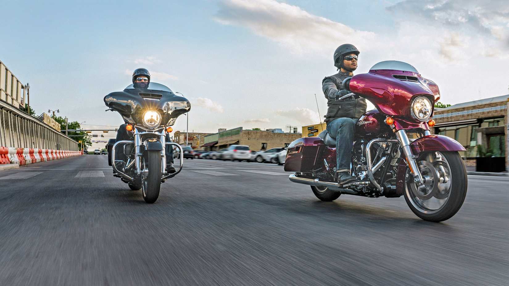 Pilotos da Harley-Davidson Street Glides 2016 cruzando a cidade