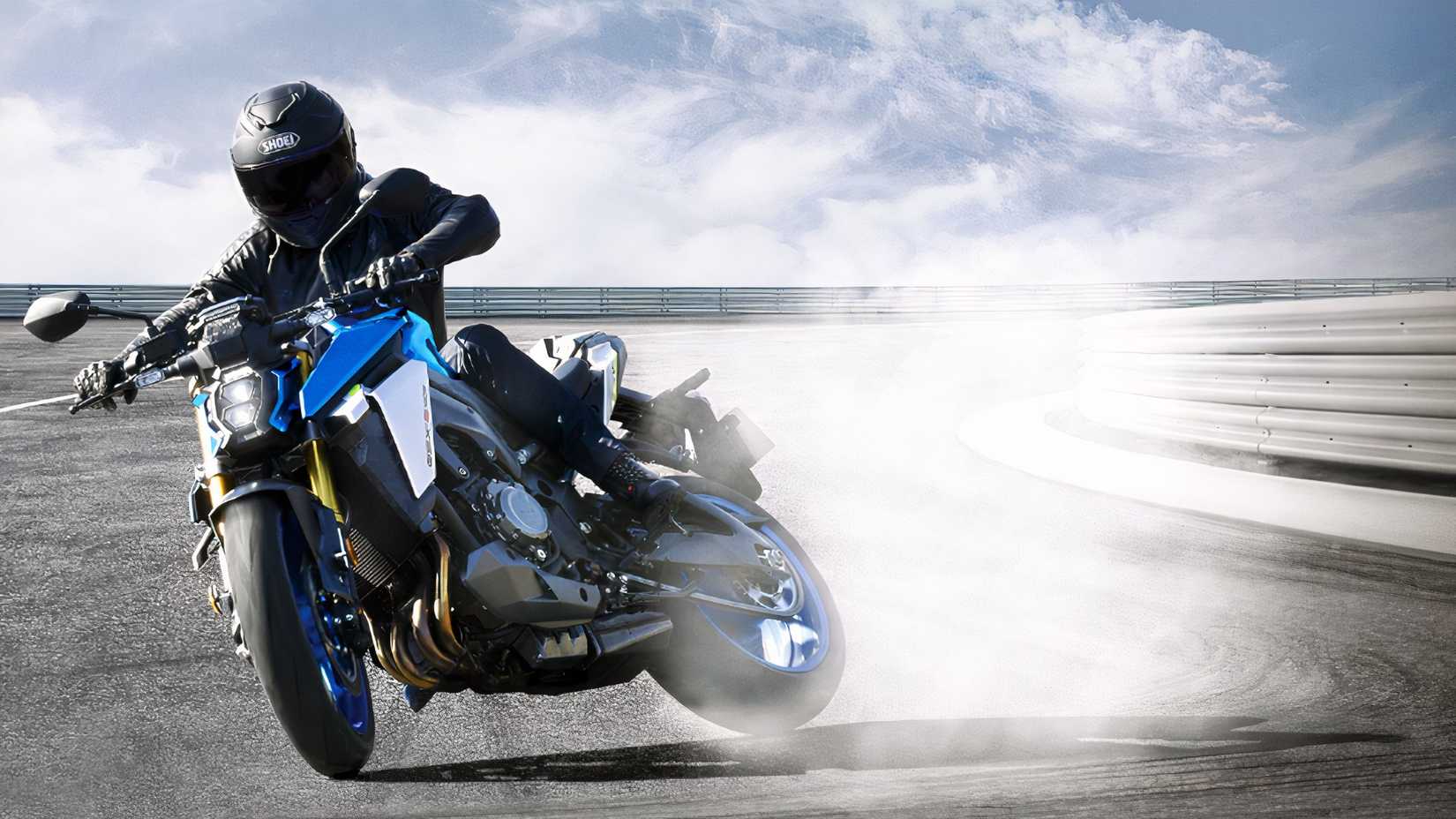 Suzuki GSX-S1000 recuando em uma curva