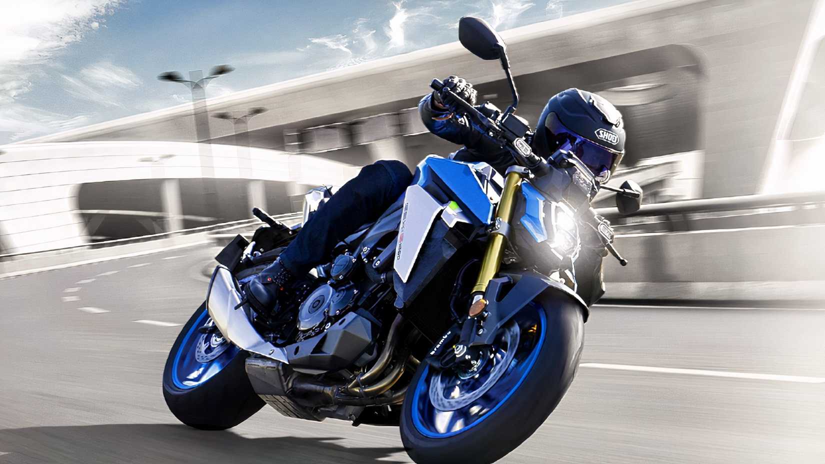 Suzuki GSX-S1000 curvando em uma ponte