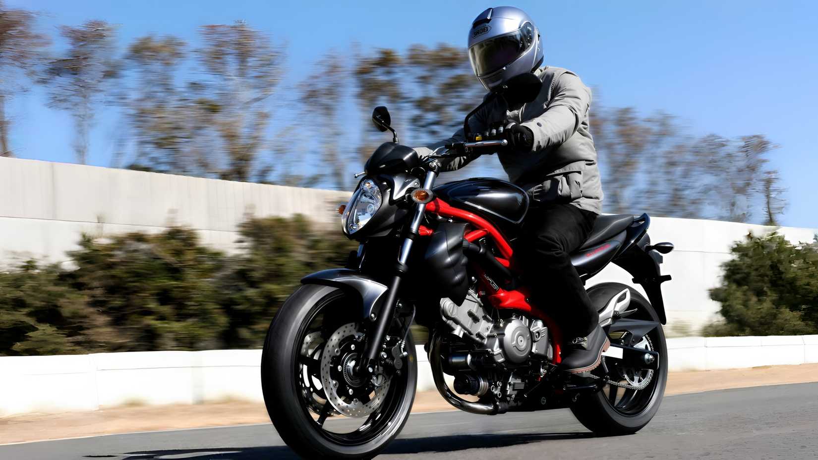 2015 Suzuki SFV650 Gladius accelerating front third quarter view