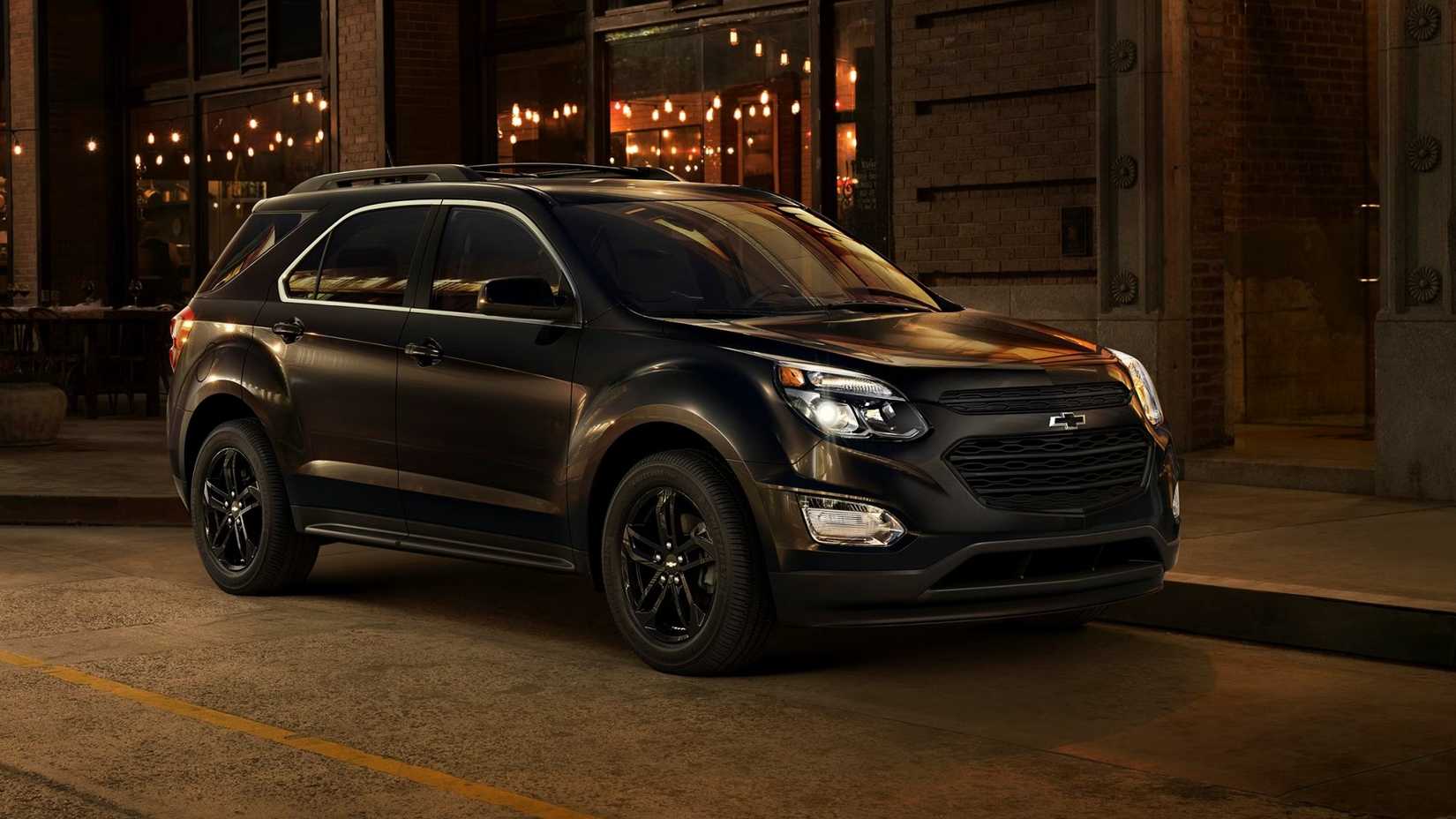 Foto frontal 3/4 de um Chevrolet Equinox 2017 estacionado na estrada
