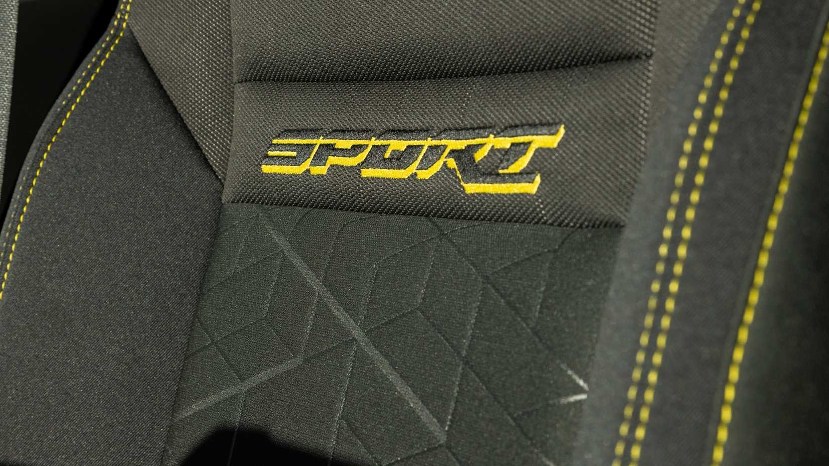 Foto do interior de um Nissan Frontier SV Sport Edition 2027 mostrando detalhes dos bancos dianteiros