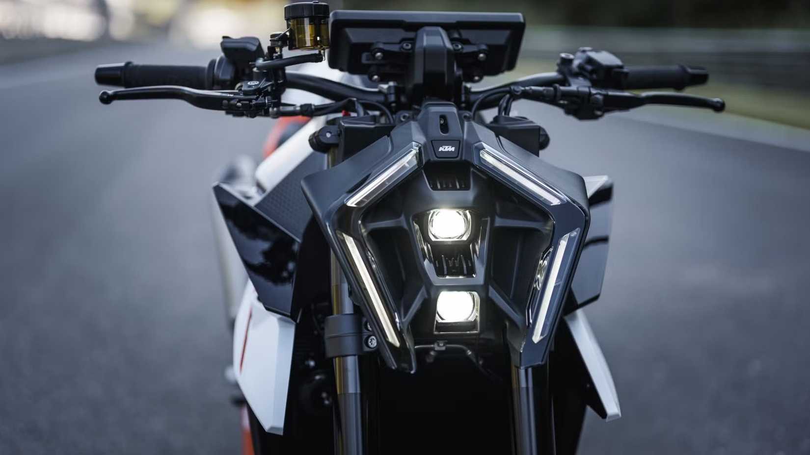 Foto frontal de um farol KTM 990 Duke R 2025