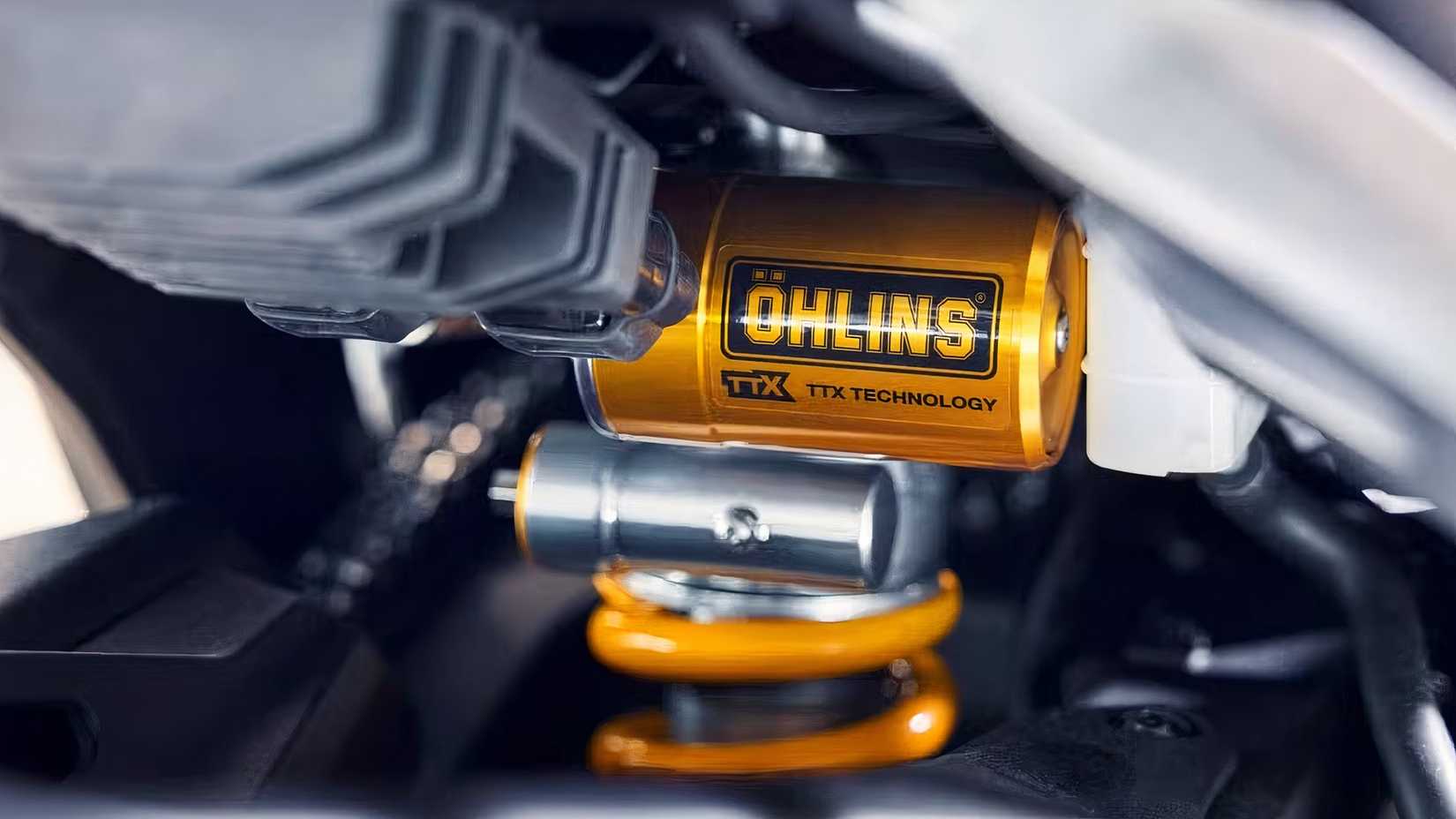 Close do amortecedor traseiro Ohlins no Hornet SP