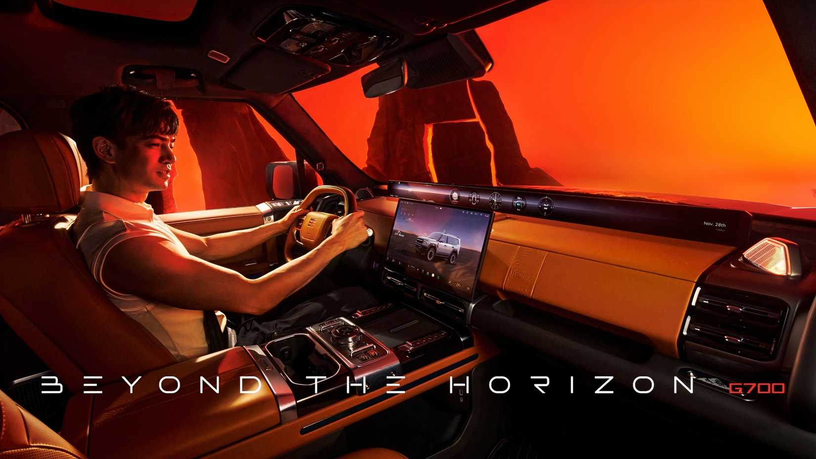 Foto do interior do JETOUR G700 mostrando o motorista e a cabine dianteira