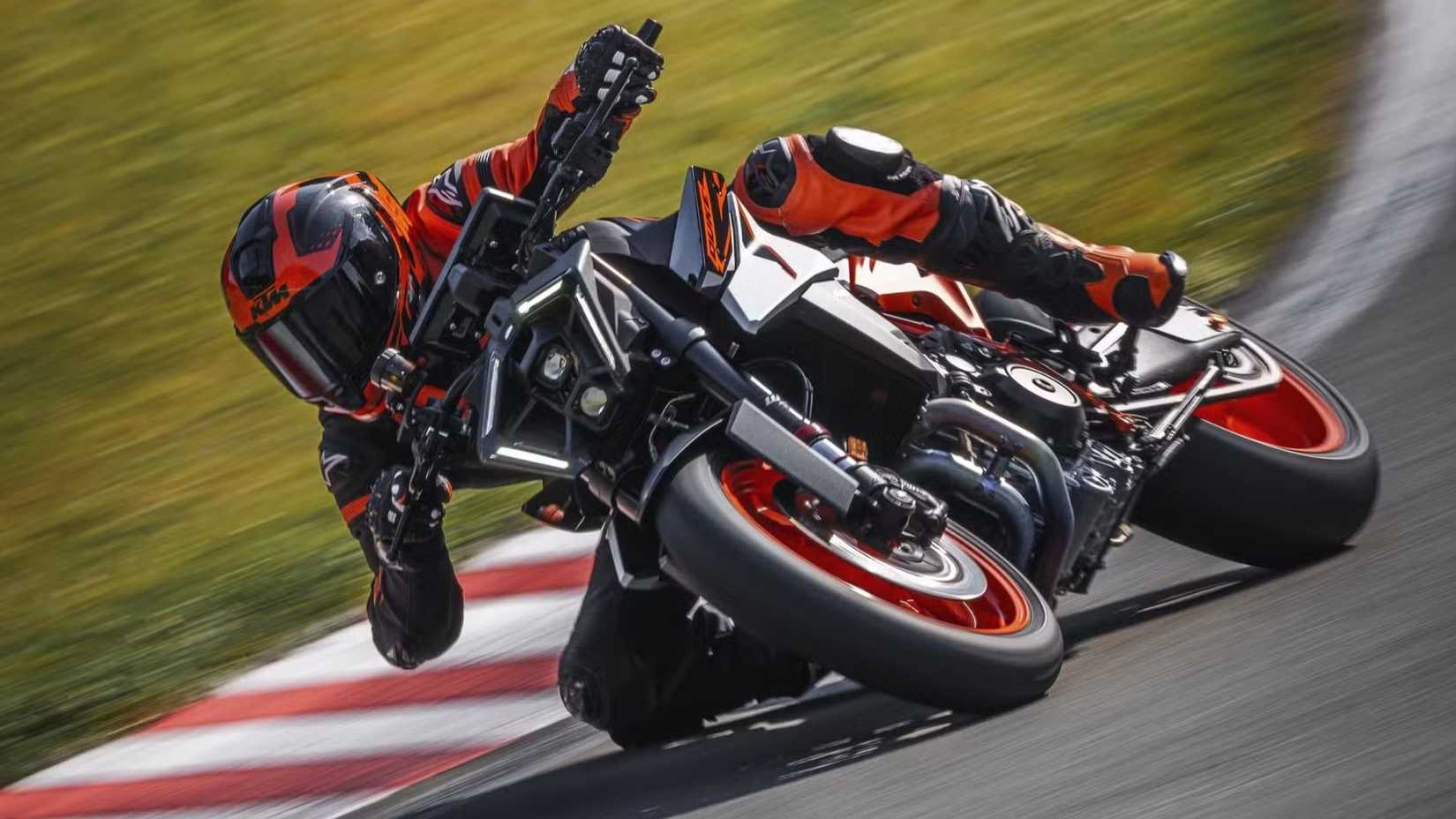 Foto frontal de uma KTM 990 Duke R 2025 na pista
