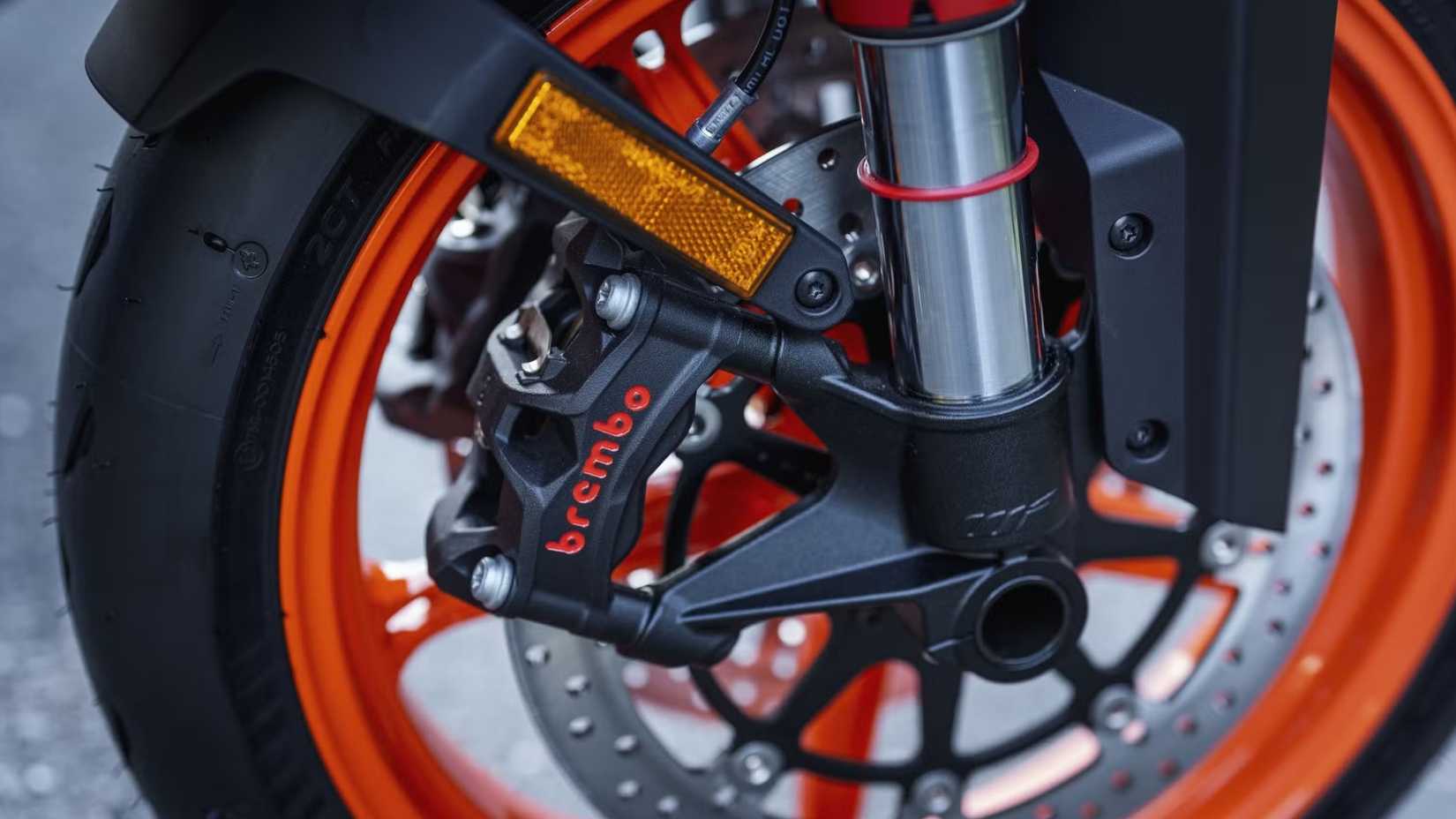Close de uma roda e freios KTM 990 Duke R 2025
