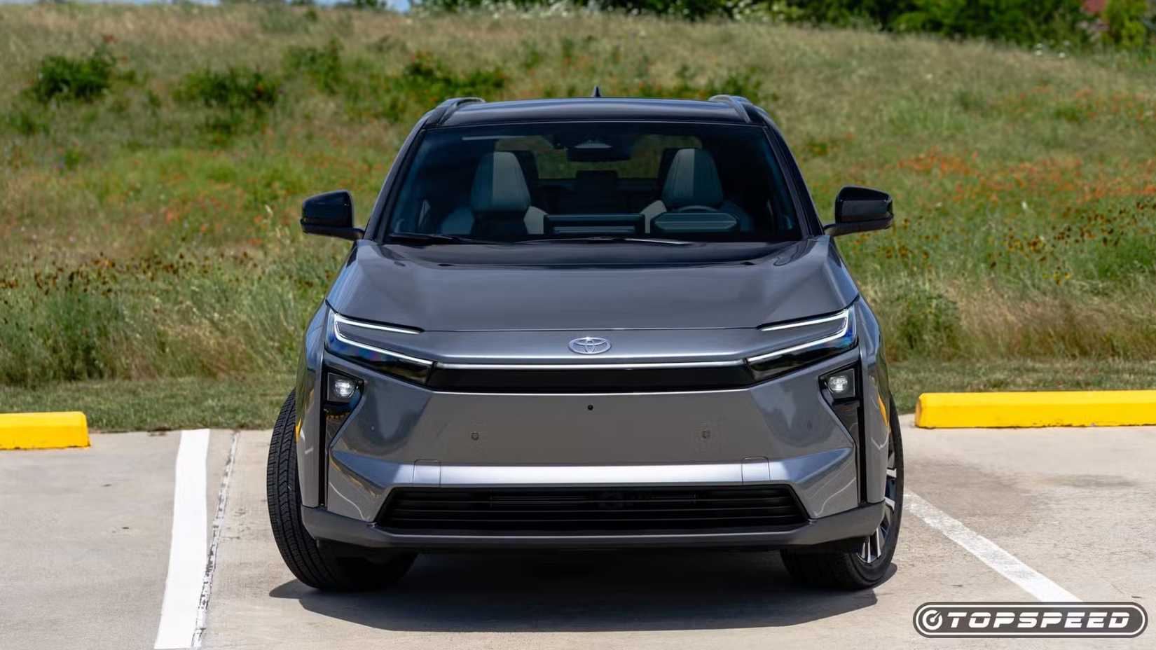 Foto frontal de um Toyota bZ 2026 estacionado em um estacionamento