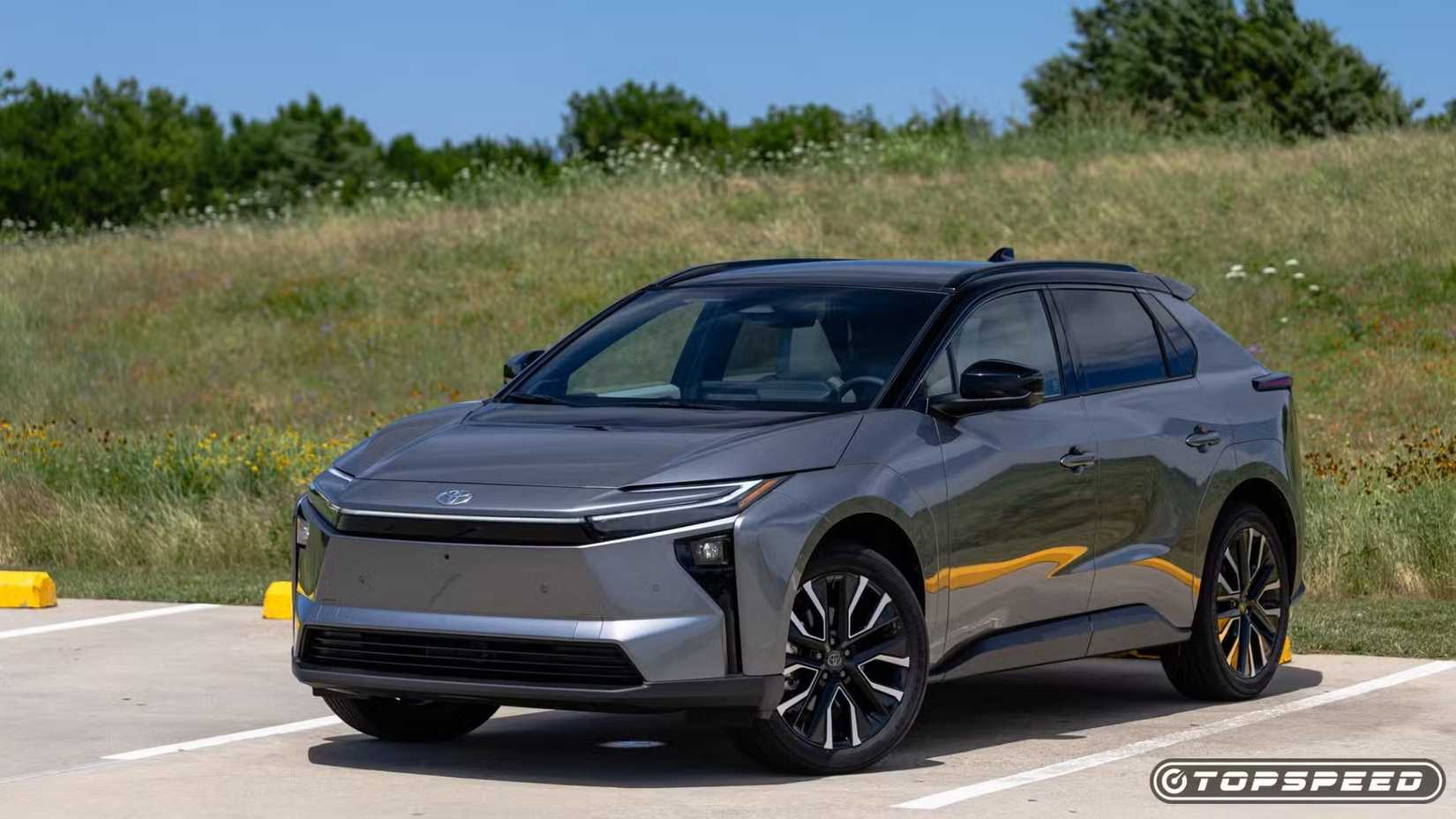 Foto frontal 3/4 de um Toyota bZ 2026 estacionado em um estacionamento