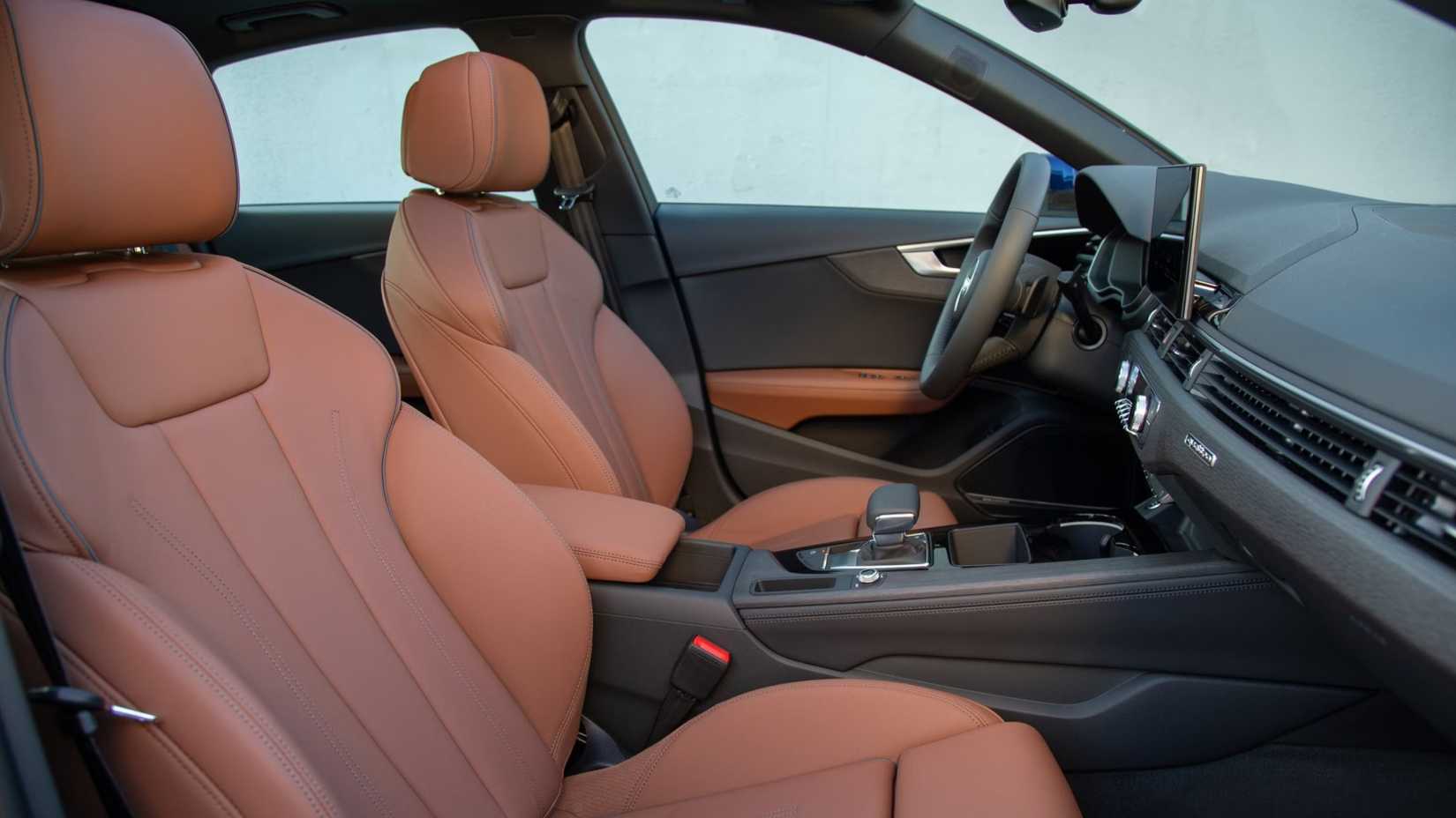 Foto do interior de um Audi A4 2023 mostrando os bancos dianteiros