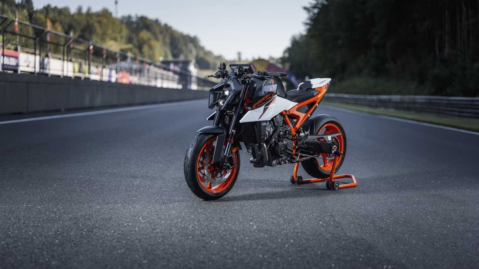 Foto frontal 3/4 de uma KTM 990 Duke R 2025 estacionada na pista