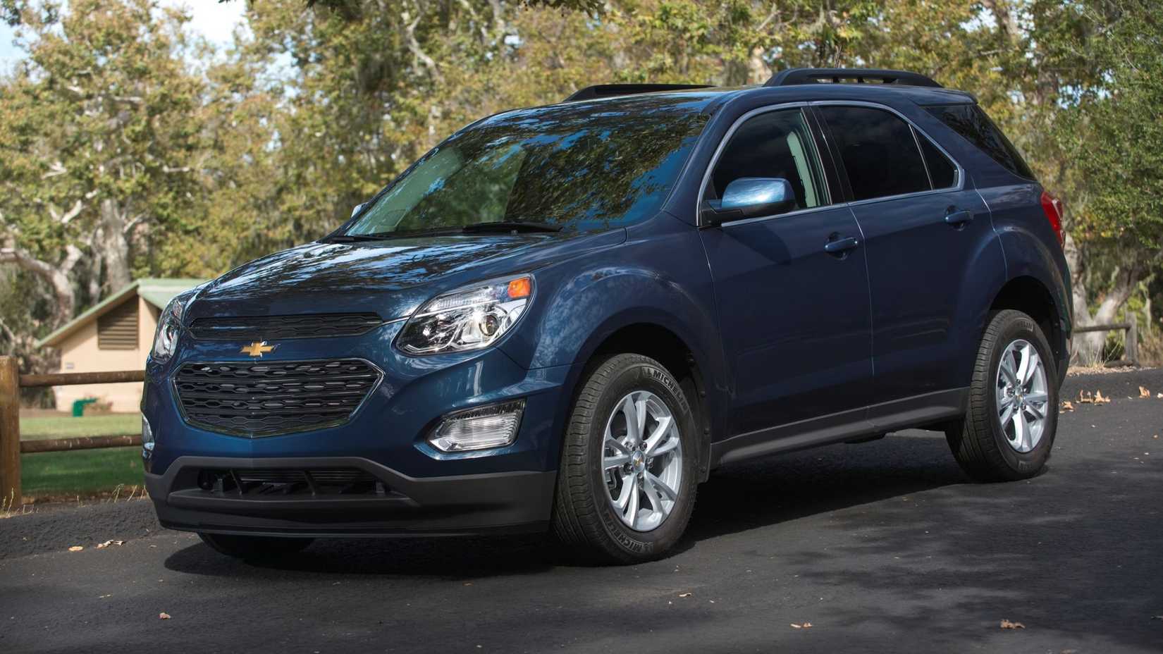 Foto frontal 3/4 de um Chevrolet Equinox 2017 estacionado na estrada