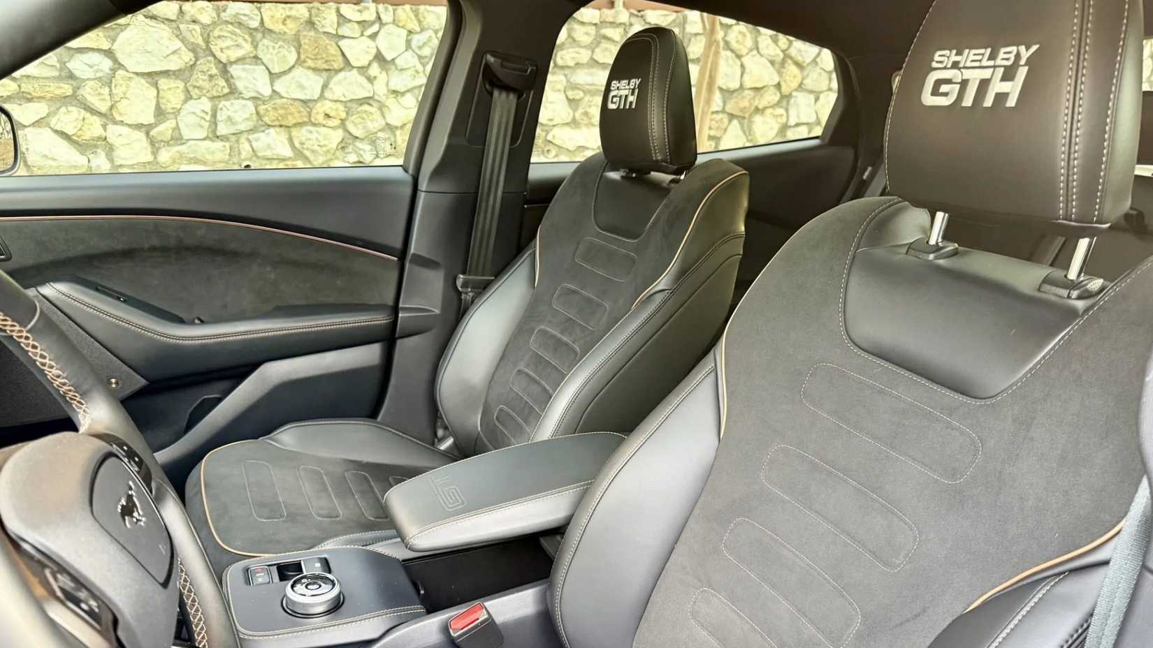 Foto do interior de um Ford Mustang Mach-E Shelby GT-H 2023 mostrando os bancos dianteiros
