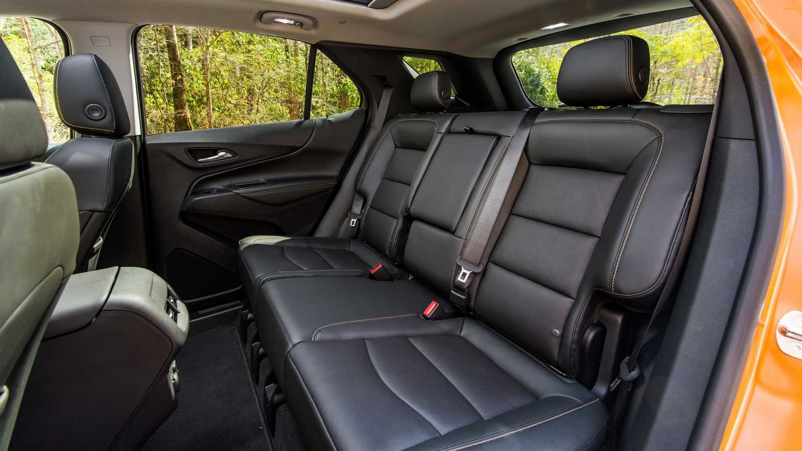 Foto do interior de um Chevrolet Equinox 2019 mostrando os bancos traseiros