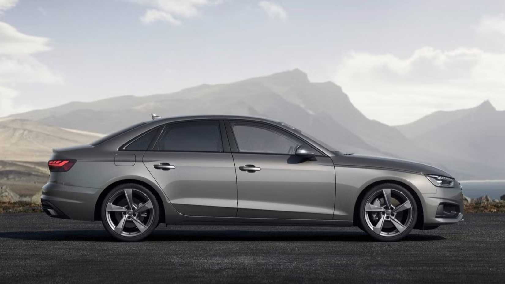 Fotografia lateral de um Audi A4 2023 estacionado na estrada