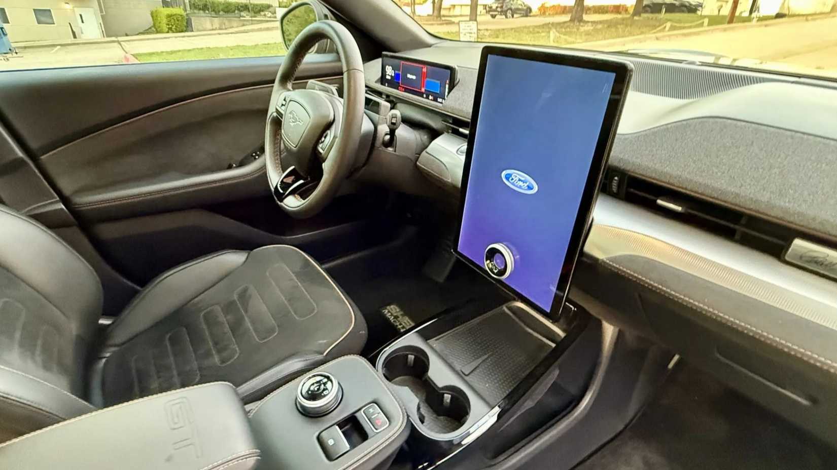 Foto do interior de um Ford Mustang Mach-E Shelby GT-H 2023 mostrando painel