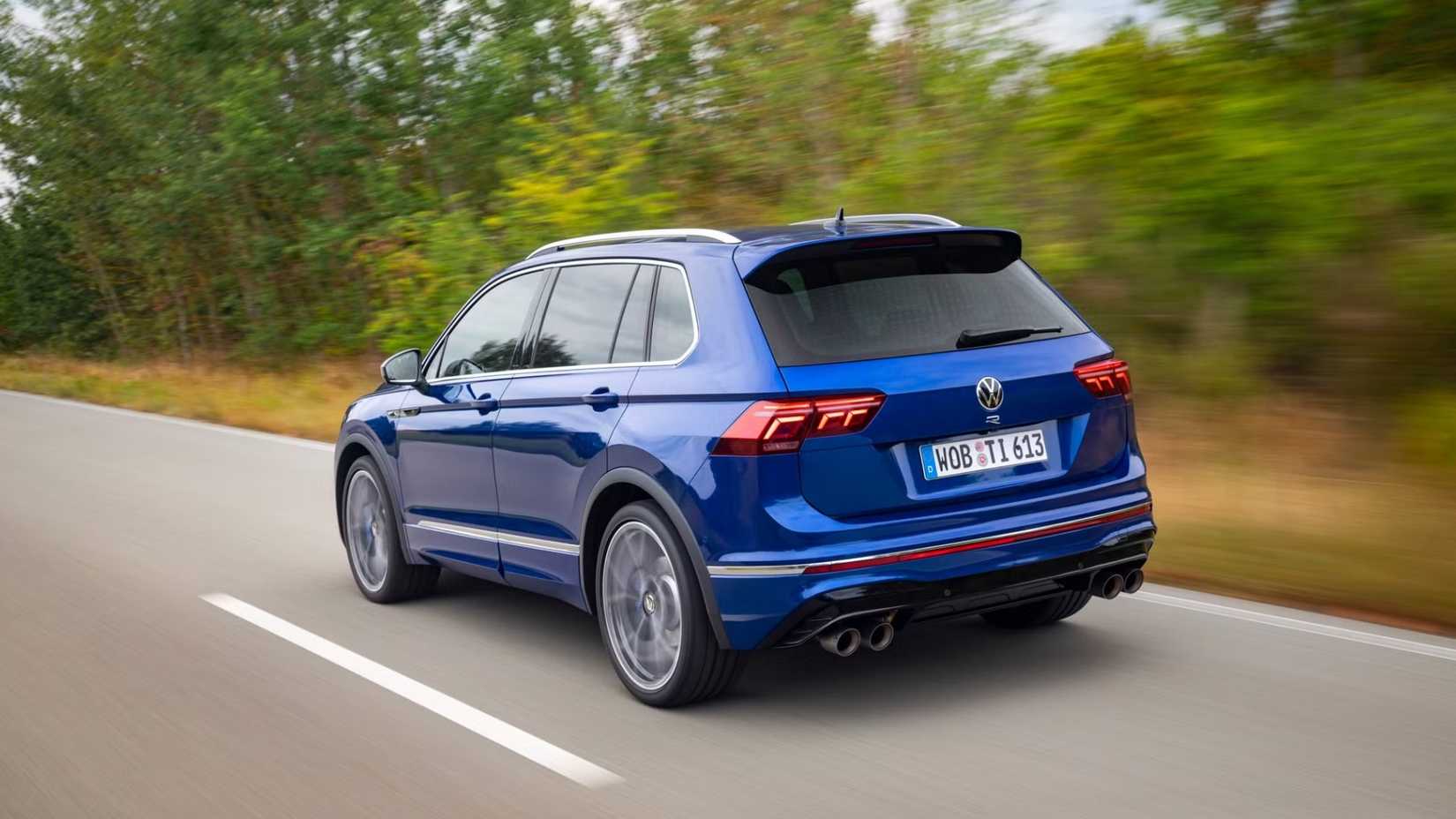 Foto traseira 3/4 de um Volkswagen Tiguan R Euro Spec 2024 dirigindo pela estrada