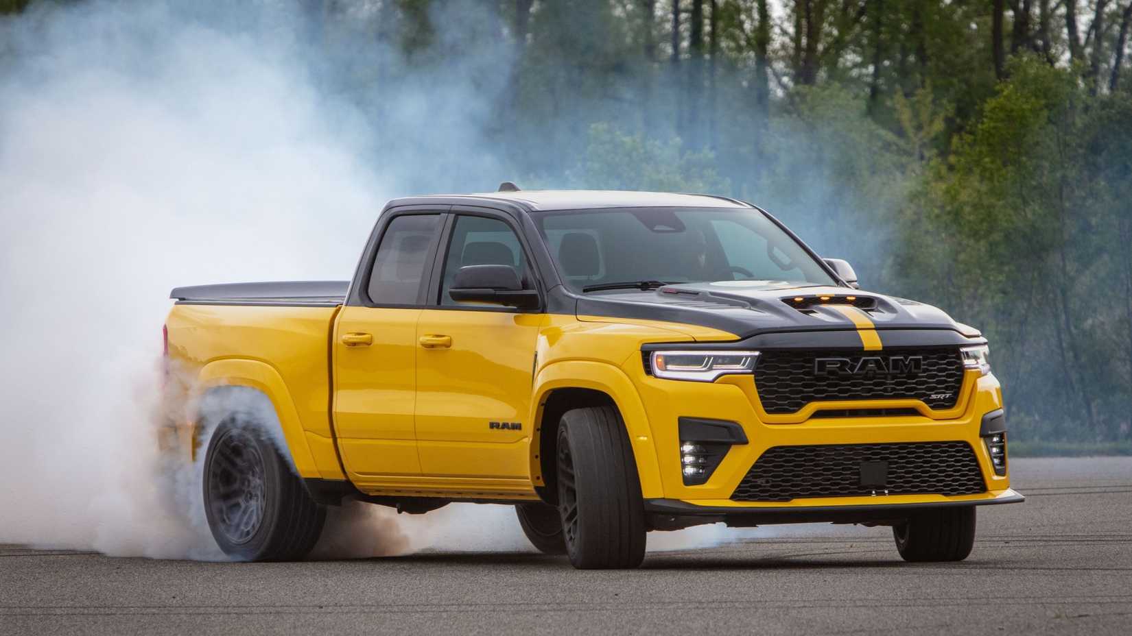 Foto frontal de uma Ram 1500 Rumble Bee SRT 2027 queimada