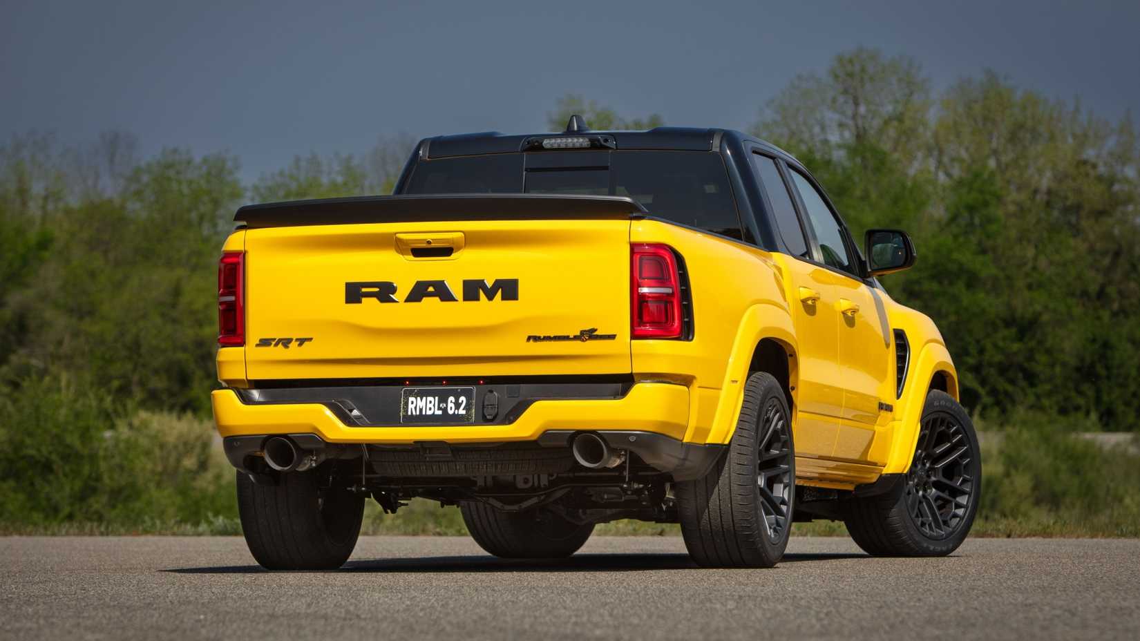 Foto traseira de uma Ram 1500 Rumble Bee 2027 estacionada na estrada